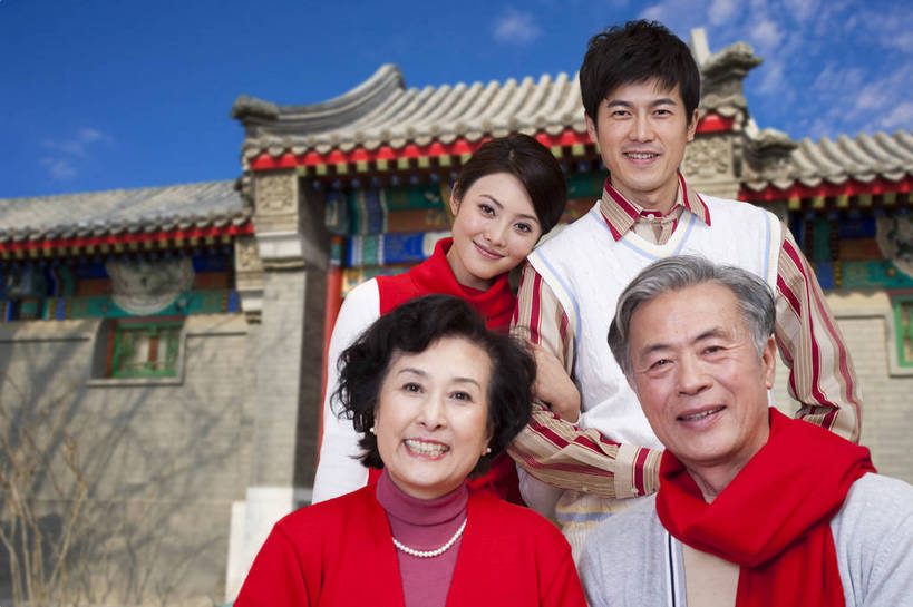 东方人,老年人,家庭,夫妻,站,笑,横图,彩色,室内,白天,抠图,正面,爱情,时尚,满意,自由,幸福,分享,门,北京,中国,春节,新年,人物,图片,许多人,浪漫,电脑合成,传统,老人,福字,一群人,享受,休闲,健康,温馨,喜庆,恩爱,活力,可爱,恋人,摄影,生活方式,青春,春联,优雅,团圆,乐观,老年男性,老年女性,男人,男性,年轻男性,年轻女性,女人,女性,亚洲人,中国人,年轻人,夫妇,情侣,半身,影棚拍摄,愉快,伴侣,唐装,传统节日,bj174