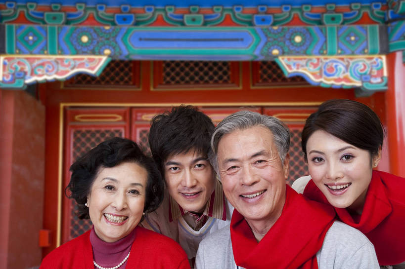 东方人,老年人,家庭,夫妻,站,笑,横图,彩色,室内,白天,抠图,正面,爱情,时尚,满意,自由,幸福,分享,门,北京,中国,春节,新年,人物,图片,许多人,浪漫,电脑合成,传统,老人,福字,一群人,享受,休闲,健康,温馨,喜庆,恩爱,活力,可爱,恋人,摄影,生活方式,青春,春联,优雅,团圆,乐观,老年男性,老年女性,男人,男性,年轻男性,年轻女性,女人,女性,亚洲人,中国人,年轻人,夫妇,情侣,半身,影棚拍摄,愉快,伴侣,唐装,传统节日,bj174
