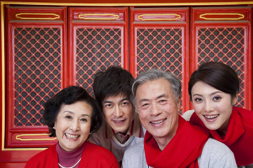 东方人,老年人,家庭,夫妻,站,笑,横图,彩色,室内,白天,抠图,正面,爱情,时尚,满意,自由,幸福,分享,门,北京,中国,春节,新年,人物,图片,许多人,浪漫,电脑合成,传统,老人,福字,一群人,享受,休闲,健康,温馨,喜庆,恩爱,活力,可爱,恋人,摄影,生活方式,青春,春联,优雅,团圆,乐观,老年男性,老年女性,男人,男性,年轻男性,年轻女性,女人,女性,亚洲人,中国人,年轻人,夫妇,情侣,半身,影棚拍摄,愉快,伴侣,唐装,传统节日,bj174