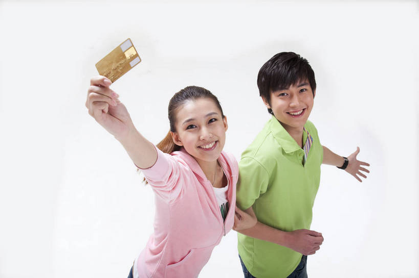 东方人,两个人,微笑,横图,彩色,室内,白天,侧面,时尚,满意,自由,分享,北京,中国,人物,图片,浪漫,美丽,休闲装,享受,休闲,展示,活力,可爱,亲密,自信,理财,摄影,生活方式,青春,优雅,俯冲,银行卡,男人,男性,年轻男性,年轻女性,女人,女性,亚洲人,中国人,年轻人,情侣,半身,影棚拍摄,愉快,bj174