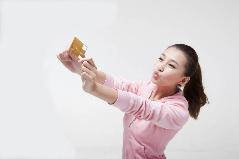 东方人,一个人,站,横图,彩色,室内,白天,侧面,时尚,满意,自由,北京,中国,人物,图片,浪漫,美丽,休闲装,享受,休闲,活力,可爱,美女,理财,摄影,生活方式,青春,优雅,银行卡,年轻女性,女人,女性,亚洲人,中国人,年轻人,半身,影棚拍摄,愉快,飞吻,bj174