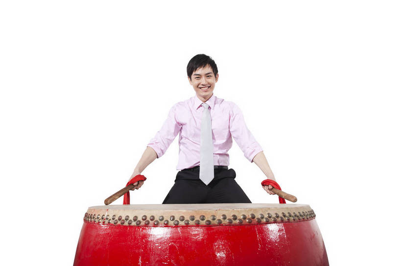 东方人,一个人,演员,笑,鼓掌,横图,彩色,室内,白天,抠图,白色背景,正面,衬衫,满意,兴奋,北京,中国,春节,新年,亚洲,表演,正装,节日,艺术,造型,图片,鼓,文化,敲鼓,站着,享受,喜庆,姿势,摄影,动作,中国文化,东亚,捶,气势,男人,男性,年轻男性,亚洲人,中国人,年轻人,拍手,半身,影棚拍摄,传统文化,bj174