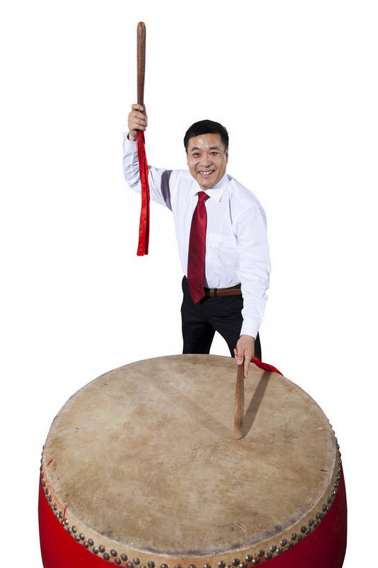 东方人,中年人,一个人,演员,笑,鼓掌,竖图,彩色,室内,白天,抠图,白色背景,正面,衬衫,满意,兴奋,北京,中国,春节,新年,亚洲,仅一个男性,仅一个人,仅一个中年男性,表演,正装,节日,艺术,造型,图片,鼓,文化,敲鼓,站着,享受,喜庆,姿势,摄影,动作,中国文化,东亚,捶,气势,男人,男性,中年男性,亚洲人,中国人,年轻人,拍手,半身,影棚拍摄,传统文化,bj174
