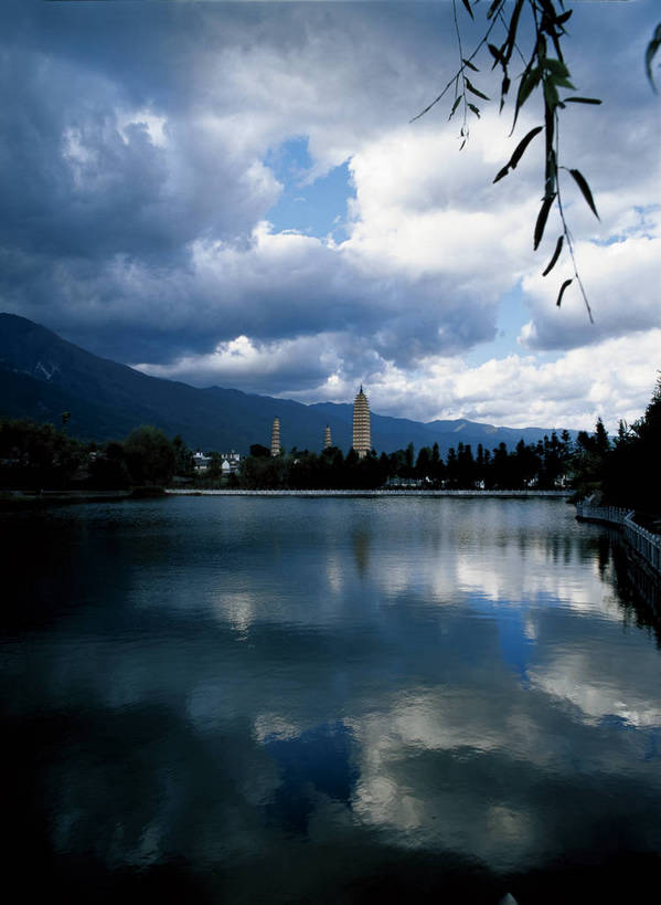 摄影师,竖图,彩色,照片,室外,旅游,湖,水,植物,中国,湖岸,湖面,水面,乌云,云,云朵,云彩,云南,东方,树木,倒影,风景,自然,黄昏,天,远景,摄影,大自然,水域,自然风光,自然现象,摄像师,大理三塔,bj174