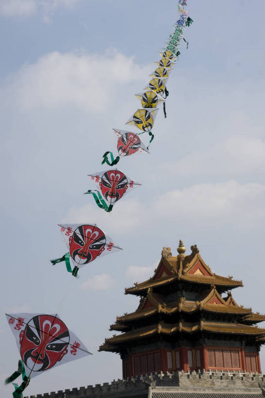 无人,摄影师,故宫,宫殿,竖图,彩色,室外,白天,旅游,建筑,北京,中国,亚洲,古老,壮观,古迹,历史,文化,文物,角楼,遗址,东方,名胜,白云,风景,蓝天,阳光,风筝,晴天,雄伟,文明,摄像师,世界文化遗产,幽静,bj174