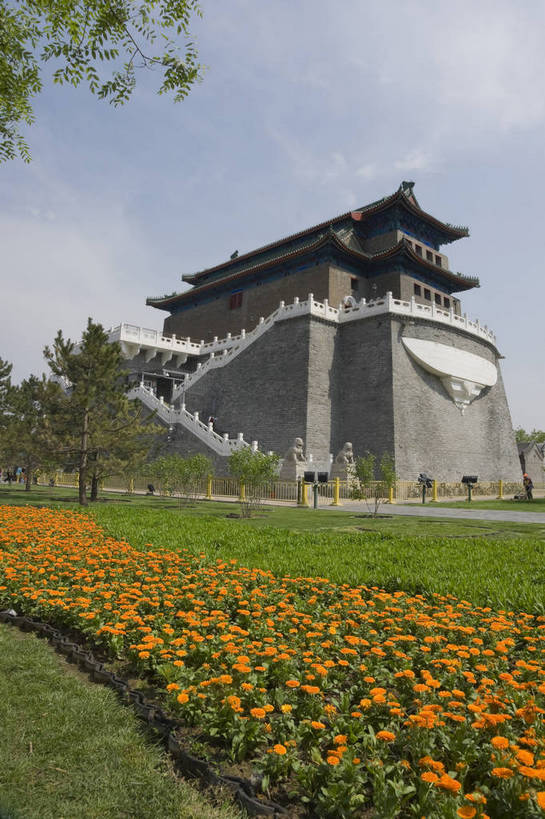 无人,摄影师,竖图,彩色,室外,白天,仰视,旅游,草坪,建筑,街道,北京,中国,亚洲,古老,壮观,花坛,古迹,文化,城墙,古建筑,东方,树,名胜,白云,风景,蓝天,阳光,城楼,晴天,宁静,雄伟,安宁,文明,前门,摄像师,气势,旅行,正阳门,标志性建筑,bj174