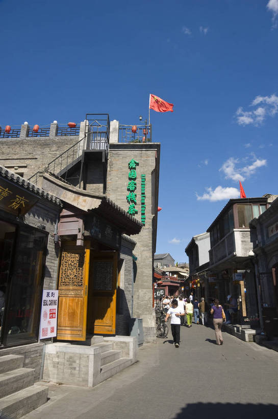 无人,摄影师,竖图,室外,白天,仰视,旅游,北京,中国,亚洲,首都,历史,文化,传统,东方,民族,休闲,放松,风光,近景,东亚,摄像师,中华人民共和国,北京市,京,北平,华北地区,低角度拍摄,旅行,烟袋斜街,北京鼓楼大街,鼓楼大街,bj174