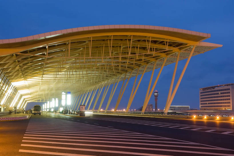 无人,摄影师,横图,彩色,室外,旅游,城市,道路,飞机场,建筑,夜景,汽车,上海,中国,亚洲,灯光,建筑物,浦东国际机场,现代化,风景,天,经济,摄像师,bj174