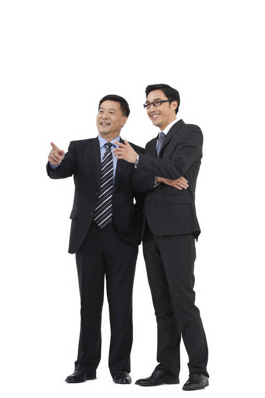 东方人,中年人,两个人,伙伴,商务人士,商务男性,站,微笑,竖图,彩色,室内,白天,白色背景,侧面,衬衫,西装,商务,时尚,友谊,成功,合作,团队,北京,中国,套装,正装,图片,眼镜,年轻,指点,现代,并肩,职业,享受,成熟,活力,可爱,自信,摄影,青春,同伴,戴眼镜,商务装,工薪阶层,团结,友情,男人,男性,年轻男性,中年男性,亚洲人,中国人,年轻人,白领,上班族,全身,影棚拍摄,衬衣,愉快,bj174