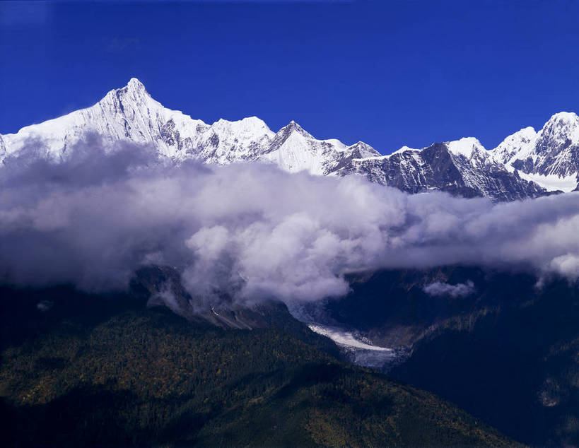 无人,横图,彩色,室外,白天,旅游,度假,美景,名胜古迹,山,雪山,标志建筑,地标,建筑,香格里拉,中国,亚洲,遗迹,图片,高山,山峰,云,山峦,古迹,文物,娱乐,建设,古建筑,迪庆,梅里雪山,云南,风景,蓝天,天空,自然,享受,休闲,旅游胜地,放松,摄影,地理,缭绕,风光,宁静,自然风光,古文明,东亚,迪庆藏族自治州,云南省,德钦县,中华人民共和国,西南地区,滇,迪庆州,险峻,雪山太子,bj174