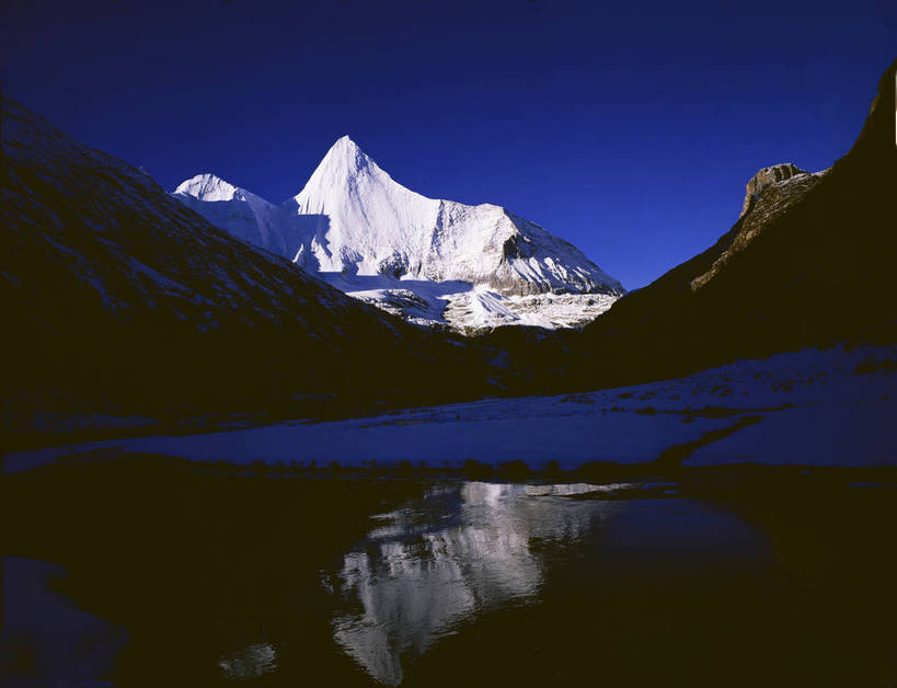 无人,横图,彩色,室外,白天,旅游,度假,湖,美景,名胜古迹,山,山脉,标志建筑,地标,建筑,中国,亚洲,遗迹,图片,山峰,古迹,文物,娱乐,建设,古建筑,风景,天空,自然,享受,休闲,旅游胜地,放松,摄影,地理,四川省,风光,宁静,雪峰,自然风光,古文明,东亚,四川,稻城,亚丁,甘孜藏族自治州,央迈勇,中华人民共和国,西南地区,川,甘孜,甘孜州,稻城三神山,稻城县,稻城亚丁,念青贡嘎日松贡布,三神山,亚丁风景区,央迈勇神山,bj174