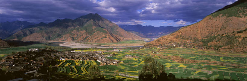 无人,农田,横图,彩色,室外,白天,旅游,度假,美景,名胜古迹,山,山脉,田园,标志建筑,地标,建筑,丽江,中国,亚洲,遗迹,图片,田野,古迹,文物,娱乐,建设,古建筑,云南,古镇,白云,风景,蓝天,天空,自然,村庄,群山,享受,休闲,远景,旅游胜地,放松,摄影,地理,风光,宁静,自然风光,古文明,东亚,石鼓镇,云南省,中华人民共和国,西南地区,滇,丽江市,玉龙纳西族自治县,bj174