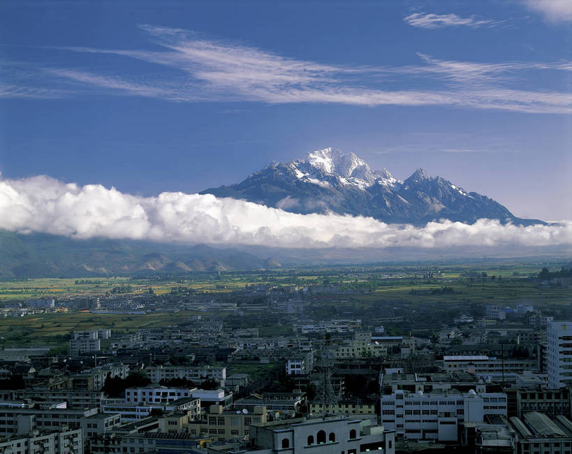 无人,横图,彩色,室外,白天,旅游,度假,美景,名胜古迹,山,山脉,田园,标志建筑,城市,地标,建筑,丽江,中国,亚洲,遗迹,图片,景观,古迹,文物,娱乐,建设,现代,古建筑,云南,玉龙雪山,白云,天空,自然,群山,享受,休闲,远景,旅游胜地,景色,放松,摄影,缭绕,宁静,文明,自然风光,古文明,东亚,云南省,中华人民共和国,西南地区,滇,丽江市,波石欧鲁,黑白雪山,玉龙纳西族自治县,玉龙山,高楼,bj174