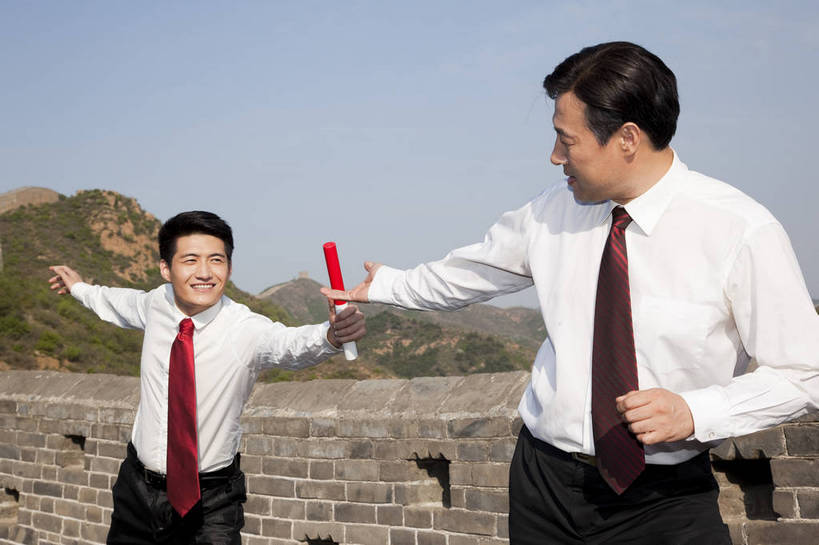 东方人,成年人,中年人,两个人,伙伴,商务人士,商务男性,跑,横图,彩色,室外,白天,侧面,衬衫,西装,旅游,度假,商务,时尚,友谊,成功,比赛,合作,团队,竞争,名胜古迹,山,山脉,树林,标志建筑,地标,建筑,长城,中国,接力,套装,正装,遗迹,传递,接力棒,图片,山峰,文化遗产,山峦,古迹,文物,娱乐,建设,现代,城墙,古建筑,天空,自然,群山,职业,享受,休闲,旅游胜地,成熟,放松,自信,摄影,古代建筑,青春,交接,山脊,同伴,商务装,工薪阶层,古文明,河北,精明,伟大,金山岭长城,金山岭,团结,友情,男人,男性,年轻男性,中年男性,亚洲人,中国人,年轻人,白领,上班族,全身,衬衣,愉快,bj174