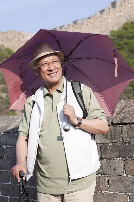 东方人,老年人,站,笑,竖图,彩色,室外,白天,正面,旅游,度假,时尚,名胜古迹,山,山脉,树林,标志建筑,地标,建筑,长城,中国,仅一个人,撑,遗迹,伞,图片,雨伞,山峰,文化遗产,山峦,休闲装,古迹,文物,娱乐,阳伞,建设,城墙,古建筑,自然,群山,仅一个老年男性,享受,休闲,健康,旅游胜地,放松,活力,可爱,竖,摄影,古代建筑,生活方式,撑着,山脊,古文明,河北,乐观,伟大,金山岭长城,金山岭,老年男性,男人,男性,亚洲人,中国人,半身,高兴,愉快,bj174