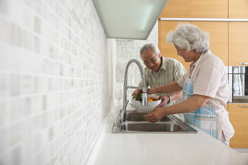 东方人,老年人,两个人,家庭,夫妻,站,微笑,横图,彩色,室内,白天,侧面,爱情,家务,时尚,幸福,厨房,房间,蔬菜,厨具,北京,中国,洗,劳动,新鲜,水龙头,图片,食品,豪华,浪漫,洗菜,食物,老人,橱柜,休闲,健康,温馨,家居,恩爱,活力,可爱,恋人,摄影,生活方式,奶奶,爷爷,和睦,亲近,亲情,家居服,居室,合家欢,工作台,外婆,外公,团圆,乐观,老年男性,老年女性,男人,男性,女人,女性,亚洲人,中国人,夫妇,情侣,全家福,半身,高兴,愉快,伴侣,奢华,bj174