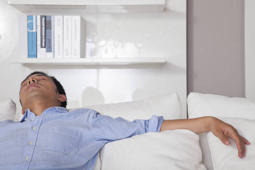 东方人,中年人,一个人,家庭,客厅,坐,微笑,横图,彩色,室内,白天,正面,时尚,幸福,房间,家具,沙发,书架,花瓶,北京,中国,图片,豪华,情趣,休息,休闲,健康,休闲服,家居,安静,活力,可爱,摄影,生活方式,高雅,亲近,家居服,居室,乐观,男人,男性,年轻男性,亚洲人,中国人,年轻人,书,睡觉,半身,高兴,愉快,奢华,bj174