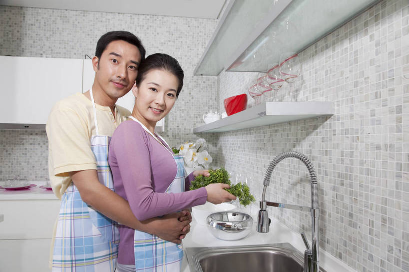 东方人,中年人,两个人,家庭,夫妻,站,微笑,横图,彩色,室内,白天,侧面,家务,时尚,幸福,厨房,房间,蔬菜,厨具,北京,中国,劳动,新鲜,水龙头,图片,围裙,食品,豪华,美丽,洗菜,食物,橱柜,休闲,健康,温馨,家居,恩爱,活力,可爱,美女,摄影,生活方式,优雅,和睦,亲近,亲情,家居服,居室,合家欢,工作台,团圆,乐观,男人,男性,年轻男性,年轻女性,女人,女性,亚洲人,中国人,年轻人,全家福,半身,高兴,愉快,奢华,bj174