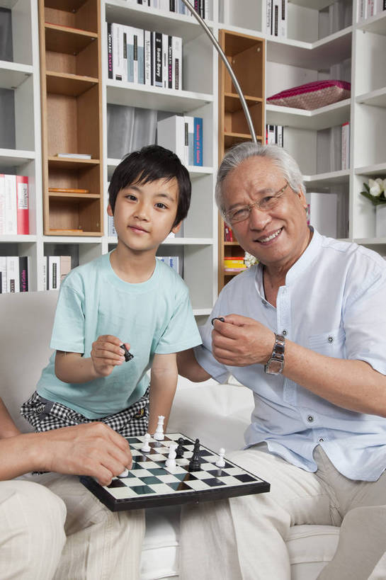 东方人,儿童,中年人,老年人,家庭,儿子,三代同堂,站,坐,微笑,竖图,彩色,室内,白天,正面,时尚,幸福,房间,家具,沙发,书房,书架,北京,中国,棋,图片,许多人,豪华,情趣,老人,小孩,象棋,书柜,站着,一群人,休闲,健康,温馨,父子,休闲服,国际象棋,家居,安静,活力,可爱,竖,童趣,摄影,生活方式,爷爷,祖孙,和睦,高雅,亲近,亲情,家居服,居室,合家欢,外公,团圆,乐观,天真,老年男性,男孩,男人,男性,年轻男性,亚洲人,中国人,孩子,年轻人,全家福,孙子,书,站立,半身,高兴,愉快,男生,奢华,bj174