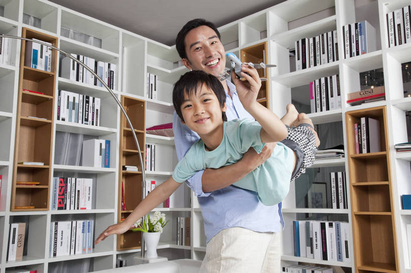 东方人,儿童,中年人,两个人,家庭,母亲,父亲,儿子,站,微笑,横图,彩色,室内,白天,侧面,时尚,幸福,房间,家具,书房,书架,飞机,玩具,北京,中国,飞翔,图片,豪华,情趣,小孩,模型,书柜,站着,休闲,健康,温馨,父子,休闲服,家居,安静,活力,可爱,童趣,摄影,生活方式,托起,和睦,高雅,亲近,亲情,家居服,居室,团圆,乐观,天真,男孩,男人,男性,年轻男性,亚洲人,中国人,孩子,年轻人,书,站立,半身,高兴,愉快,男生,奢华,bj174