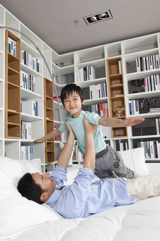 东方人,儿童,中年人,两个人,家庭,母亲,父亲,儿子,站,微笑,竖图,彩色,室内,白天,侧面,时尚,幸福,房间,家具,沙发,书房,书架,北京,中国,图片,豪华,情趣,小孩,书柜,站着,休闲,健康,温馨,父子,休闲服,家居,安静,活力,可爱,竖,童趣,摄影,生活方式,托起,和睦,高雅,亲近,亲情,家居服,居室,团圆,乐观,天真,男孩,男人,男性,年轻男性,亚洲人,中国人,孩子,年轻人,书,躺着,玩耍,站立,半身,高兴,愉快,男生,奢华,bj174