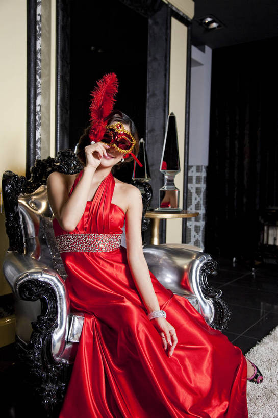 东方人,中年人,一个人,家庭,客厅,坐,微笑,竖图,彩色,室内,白天,正面,时尚,性感,幸福,成功,房间,家具,北京,中国,面具,图片,豪华,美丽,情趣,享受,健康,家居,成熟,活力,可爱,美女,竖,稳重,妩媚,摄影,生活方式,优雅,华丽,高雅,庄重,高贵,居室,金碧辉煌,尊贵,亲切,乐观,年轻女性,女人,女性,亚洲人,中国人,年轻人,全身,礼服,派对,高兴,愉快,魅力,奢华,翎毛,bj174