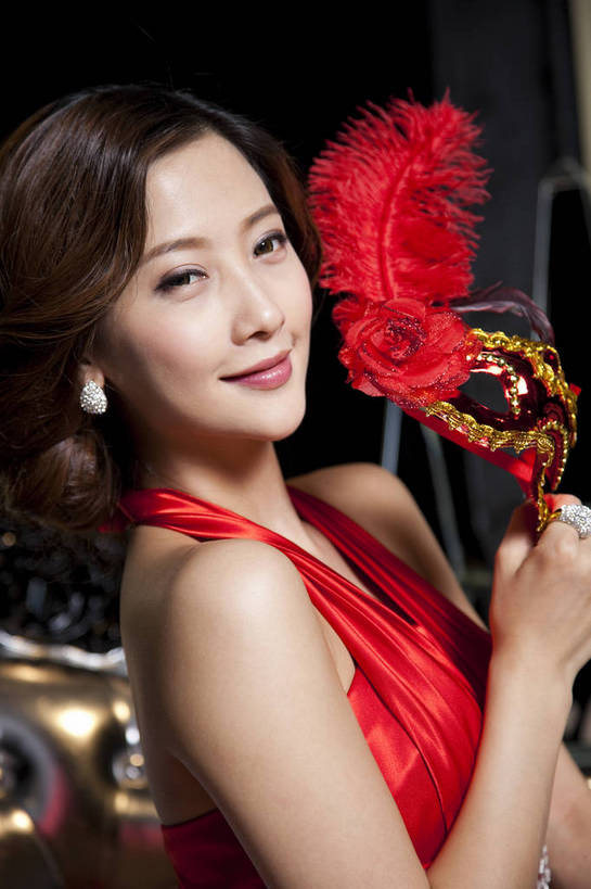 东方人,中年人,一个人,家庭,客厅,坐,微笑,竖图,彩色,室内,白天,侧面,时尚,性感,幸福,成功,房间,家具,北京,中国,面具,图片,豪华,美丽,情趣,享受,健康,家居,成熟,活力,可爱,美女,竖,稳重,妩媚,摄影,生活方式,优雅,华丽,高雅,庄重,高贵,居室,金碧辉煌,尊贵,亲切,乐观,年轻女性,女人,女性,亚洲人,中国人,年轻人,半身,礼服,派对,高兴,愉快,魅力,奢华,翎毛,bj174