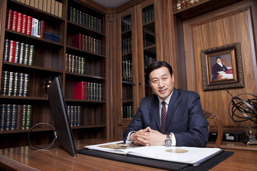 东方人,中年人,一个人,坐,微笑,横图,彩色,室内,白天,正面,时尚,幸福,成功,电脑,房间,家具,书房,北京,中国,仅一个男性,仅一个人,仅一个中年男性,图片,写字台,豪华,情趣,壁画,书柜,享受,健康,家居,成熟,活力,可爱,美女,稳重,摄影,生活方式,优雅,华丽,高雅,庄重,高贵,居室,平板电脑,红木家具,尊贵,亲切,乐观,男人,男性,中年男性,亚洲人,中国人,书,半身,礼服,派对,高兴,愉快,魅力,奢华,bj174