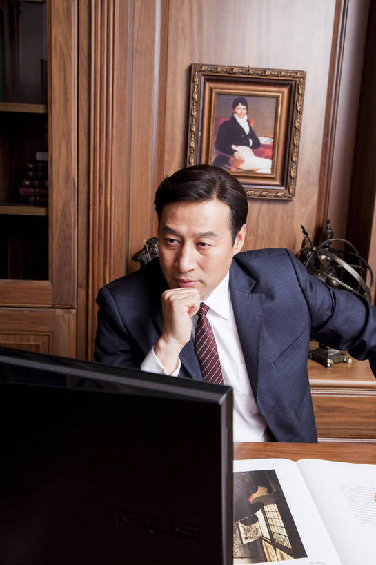 东方人,中年人,一个人,坐,微笑,竖图,彩色,室内,白天,正面,时尚,幸福,成功,电脑,房间,家具,书房,北京,中国,仅一个男性,仅一个人,仅一个中年男性,图片,写字台,豪华,情趣,壁画,书柜,享受,健康,思考,家居,成熟,活力,可爱,美女,竖,稳重,摄影,生活方式,优雅,华丽,高雅,庄重,高贵,居室,平板电脑,红木家具,尊贵,亲切,乐观,男人,男性,中年男性,亚洲人,中国人,书,半身,礼服,派对,高兴,愉快,魅力,奢华,bj174