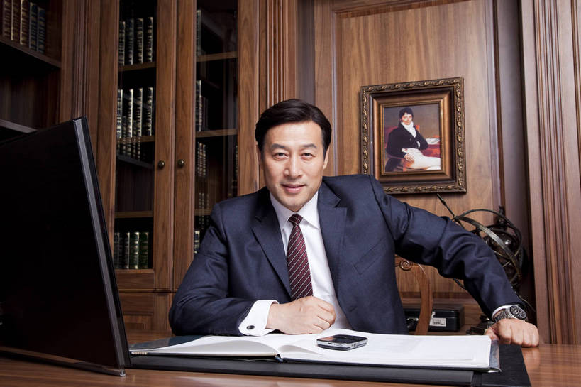 东方人,中年人,一个人,坐,微笑,横图,彩色,室内,白天,正面,时尚,幸福,成功,电脑,房间,家具,书房,北京,中国,仅一个男性,仅一个人,仅一个中年男性,图片,写字台,豪华,情趣,壁画,书柜,享受,健康,思考,家居,成熟,活力,可爱,美女,稳重,摄影,生活方式,优雅,华丽,高雅,庄重,高贵,居室,平板电脑,红木家具,尊贵,亲切,乐观,男人,男性,中年男性,亚洲人,中国人,书,半身,礼服,派对,高兴,愉快,魅力,奢华,bj174