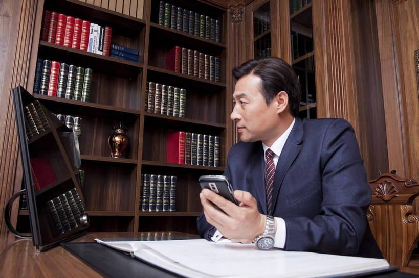 东方人,中年人,一个人,坐,微笑,横图,彩色,室内,白天,侧面,时尚,幸福,成功,电脑,房间,家具,书房,手机,北京,中国,仅一个男性,仅一个人,仅一个中年男性,图片,写字台,豪华,情趣,书柜,享受,健康,家居,成熟,活力,可爱,美女,稳重,摄影,生活方式,优雅,华丽,高雅,庄重,高贵,居室,平板电脑,红木家具,尊贵,亲切,乐观,男人,男性,中年男性,亚洲人,中国人,书,半身,礼服,派对,高兴,愉快,魅力,奢华,bj174