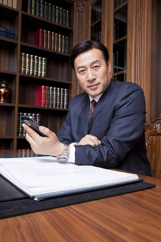 东方人,中年人,一个人,坐,微笑,竖图,彩色,室内,白天,侧面,时尚,幸福,成功,房间,家具,书房,手机,北京,中国,仅一个男性,仅一个人,仅一个中年男性,图片,写字台,豪华,情趣,书柜,享受,健康,家居,成熟,活力,可爱,美女,竖,稳重,摄影,生活方式,优雅,华丽,高雅,庄重,高贵,居室,红木家具,尊贵,亲切,乐观,男人,男性,中年男性,亚洲人,中国人,书,半身,礼服,派对,高兴,愉快,魅力,奢华,bj174