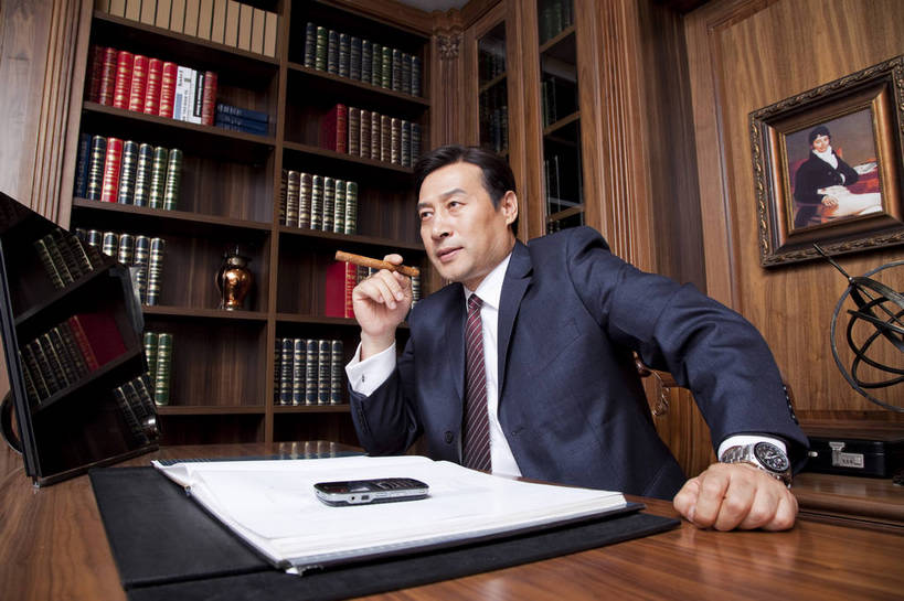 东方人,中年人,一个人,坐,微笑,横图,彩色,室内,白天,侧面,时尚,幸福,成功,电脑,房间,家具,书房,香烟,手机,北京,中国,仅一个男性,仅一个人,仅一个中年男性,图片,写字台,豪华,情趣,壁画,书柜,享受,健康,雪茄,烟,家居,成熟,活力,可爱,美女,稳重,摄影,生活方式,优雅,华丽,高雅,庄重,高贵,居室,平板电脑,红木家具,尊贵,亲切,乐观,淡定,从容,男人,男性,中年男性,亚洲人,中国人,书,烟草,半身,礼服,派对,高兴,愉快,魅力,奢华,bj174