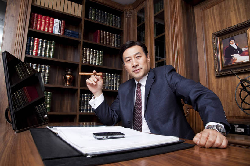 东方人,中年人,一个人,坐,微笑,横图,彩色,室内,白天,侧面,时尚,幸福,成功,电脑,房间,家具,书房,香烟,北京,中国,仅一个男性,仅一个人,仅一个中年男性,图片,写字台,豪华,情趣,壁画,书柜,享受,健康,雪茄,烟,家居,成熟,活力,可爱,美女,稳重,摄影,生活方式,优雅,华丽,高雅,庄重,高贵,居室,平板电脑,红木家具,尊贵,亲切,乐观,淡定,从容,男人,男性,中年男性,亚洲人,中国人,书,烟草,半身,礼服,派对,高兴,愉快,魅力,奢华,bj174