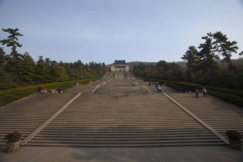 横图,彩色,室外,白天,旅游,度假,名胜古迹,标志建筑,地标,建筑,南京,中国,遗迹,图片,建筑群,牌坊,牌楼,古典,古迹,文物,娱乐,建设,古建筑,江苏,历史建筑,天空,地标建筑,享受,休闲,旅游胜地,放松,摄影,陵墓,纪念堂,文明,中国文化,古文明,孙中山,中山陵,伟人,旅行,传统文化,bj174