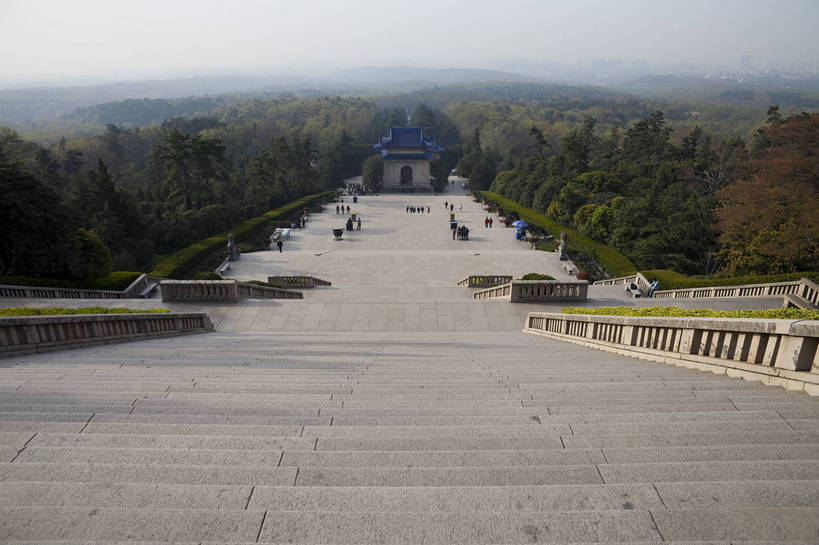 横图,彩色,室外,白天,旅游,度假,名胜古迹,标志建筑,地标,建筑,南京,中国,遗迹,图片,建筑群,牌坊,牌楼,古典,古迹,文物,娱乐,建设,古建筑,江苏,历史建筑,天空,地标建筑,享受,休闲,旅游胜地,放松,摄影,陵墓,纪念堂,文明,中国文化,古文明,孙中山,中山陵,伟人,旅行,传统文化,bj174