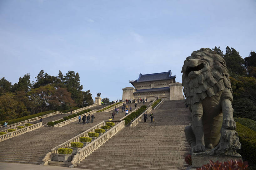 横图,彩色,室外,白天,旅游,度假,名胜古迹,标志建筑,地标,建筑,南京,中国,遗迹,图片,建筑群,牌坊,牌楼,古典,古迹,文物,娱乐,建设,古建筑,江苏,历史建筑,天空,地标建筑,享受,休闲,旅游胜地,放松,摄影,陵墓,纪念堂,文明,中国文化,古文明,孙中山,中山陵,伟人,旅行,传统文化,bj174