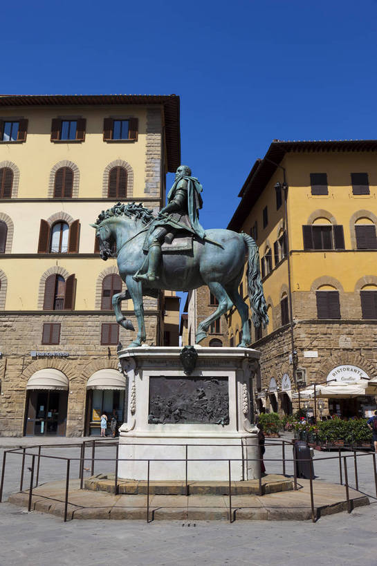 广场,竖图,彩色,室外,白天,旅游,度假,名胜古迹,标志建筑,地标,建筑,雕塑,意大利,佛罗伦萨,遗迹,艺术,雕像,图片,建筑群,古典,古迹,文物,娱乐,建设,古建筑,骑士,地标建筑,享受,休闲,旅游胜地,放松,摄影,文明,古文明,世界文化遗产,古代文明,米开朗基罗广场,旅行,传统文化,bj174