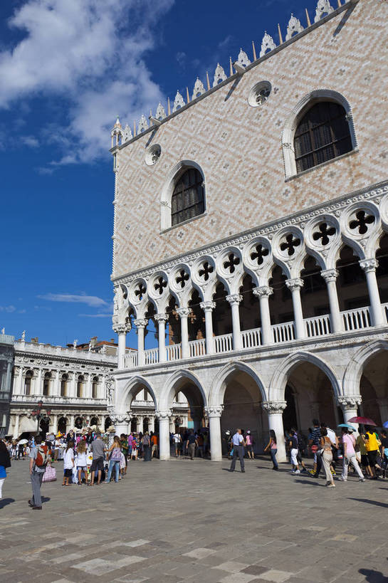 广场,教堂,竖图,彩色,室外,白天,旅游,度假,名胜古迹,标志建筑,地标,建筑,意大利,威尼斯,遗迹,图片,建筑群,古典,古迹,文物,娱乐,建设,古建筑,地标建筑,享受,休闲,旅游胜地,放松,摄影,文明,古文明,世界文化遗产,圣马可广场,古代文明,旅行,传统文化,bj174