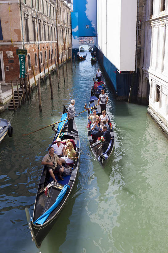 竖图,彩色,室外,白天,旅游,度假,美景,名胜古迹,标志建筑,道路,地标,建筑,街道,路,公路,船,意大利,威尼斯,遗迹,图片,景观,建筑群,游艇,交通,古典,古迹,文物,娱乐,建设,古建筑,地标建筑,享受,休闲,旅游胜地,景色,放松,摄影,水城,文明,古文明,世界文化遗产,古代文明,河,马路,旅行,传统文化,bj174