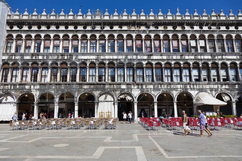 广场,教堂,横图,彩色,室外,白天,旅游,度假,名胜古迹,标志建筑,地标,建筑,意大利,威尼斯,遗迹,图片,建筑群,古典,古迹,文物,娱乐,建设,古建筑,地标建筑,享受,休闲,旅游胜地,放松,摄影,文明,咖啡店,咖啡屋,古文明,世界文化遗产,圣马可广场,古代文明,旅行,咖啡馆,传统文化,bj174