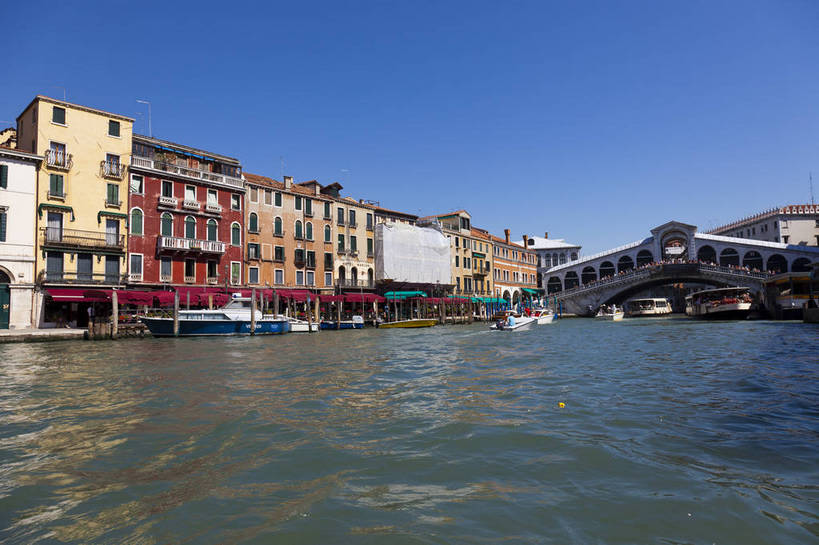 横图,彩色,室外,白天,旅游,度假,美景,名胜古迹,标志建筑,道路,地标,建筑,街道,路,公路,船,意大利,威尼斯,遗迹,图片,景观,建筑群,游艇,交通,古典,古迹,文物,娱乐,建设,古建筑,地标建筑,享受,休闲,旅游胜地,景色,放松,摄影,水城,文明,古文明,世界文化遗产,古代文明,河,马路,旅行,传统文化,bj174