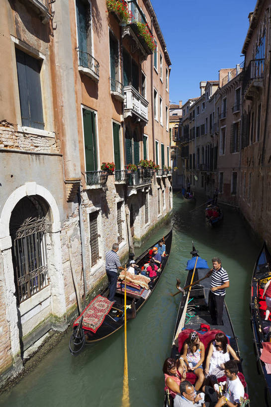 竖图,彩色,室外,白天,旅游,度假,美景,名胜古迹,标志建筑,道路,地标,建筑,街道,路,公路,船,意大利,威尼斯,遗迹,图片,景观,建筑群,游艇,交通,古典,古迹,文物,娱乐,建设,古建筑,地标建筑,享受,休闲,旅游胜地,景色,放松,摄影,水城,文明,古文明,世界文化遗产,古代文明,河,马路,旅行,传统文化,bj174