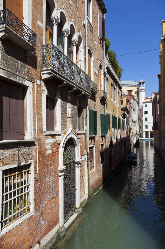 竖图,彩色,室外,白天,旅游,度假,美景,名胜古迹,标志建筑,道路,地标,建筑,街道,路,公路,意大利,威尼斯,遗迹,图片,景观,建筑群,交通,古典,古迹,文物,娱乐,建设,古建筑,地标建筑,享受,休闲,旅游胜地,景色,放松,摄影,水城,文明,古文明,世界文化遗产,古代文明,河,马路,旅行,传统文化,bj174