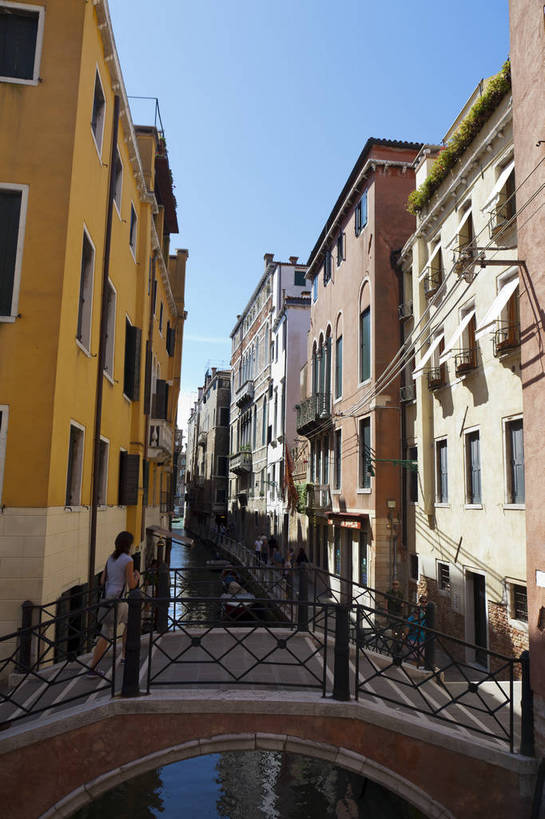 竖图,彩色,室外,白天,旅游,度假,美景,名胜古迹,标志建筑,道路,地标,建筑,街道,路,公路,意大利,威尼斯,遗迹,图片,景观,建筑群,交通,古典,古迹,文物,娱乐,建设,古建筑,地标建筑,享受,休闲,旅游胜地,景色,放松,摄影,水城,文明,古文明,世界文化遗产,古代文明,河,马路,旅行,传统文化,bj174