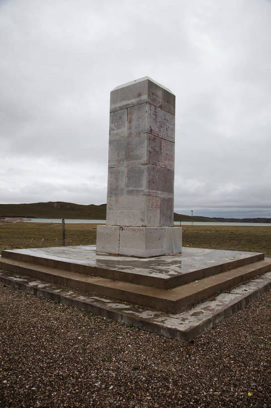 无人,竖图,彩色,室外,白天,旅游,度假,湖,美景,名胜古迹,标志建筑,地标,建筑,中国,亚洲,遗迹,图片,古迹,文物,娱乐,建设,古建筑,蓝色,风景,天空,自然,动物,石碑,享受,休闲,旅游胜地,放松,摄影,地理,风光,宁静,自然风光,沙砾,古文明,东亚,青海,玛多,bj174