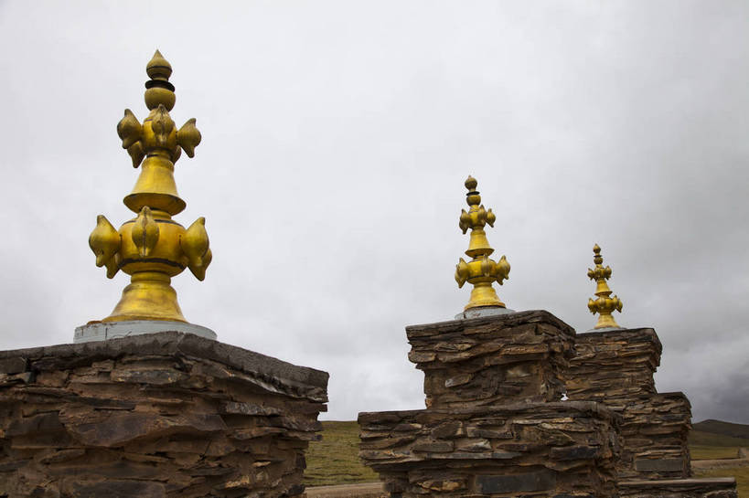 无人,横图,彩色,室外,白天,旅游,度假,湖,美景,名胜古迹,标志建筑,地标,建筑,中国,亚洲,遗迹,标志,符号,图片,景观,塔,岸,辉煌,古迹,历史,文物,娱乐,建设,古建筑,石刻,蓝色,天空,享受,休闲,器皿,旅游胜地,安静,放松,人文,摄影,研磨,臼杵,文明,中国文化,古文明,东亚,青海,研杵,研钵,臼,古代文明,旅行,传统文化,玛多,bj174