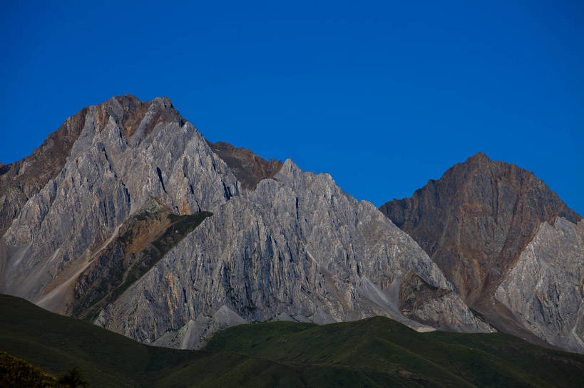 无人,寺庙,横图,彩色,室外,白天,旅游,度假,美景,名胜古迹,山,山脉,雪山,标志建筑,地标,建筑,中国,亚洲,节日,遗迹,图片,建筑群,古迹,文化,文物,娱乐,建设,古建筑,白云,风景,蓝天,天空,自然,祈祷,享受,休闲,健康,远景,旅游胜地,放松,许愿,摄影,宗教,地理,佛教,信仰,四川省,纪念,风光,城,宁静,祈求,空旷,自然风光,古文明,东亚,四川,喇嘛教,藏传佛教,甘孜藏族自治州,玛尼石,中华人民共和国,西南地区,川,甘孜,甘孜州,释教,平安,藏语系佛教,西藏佛教,嘛呢石,玛尼堆,bj174