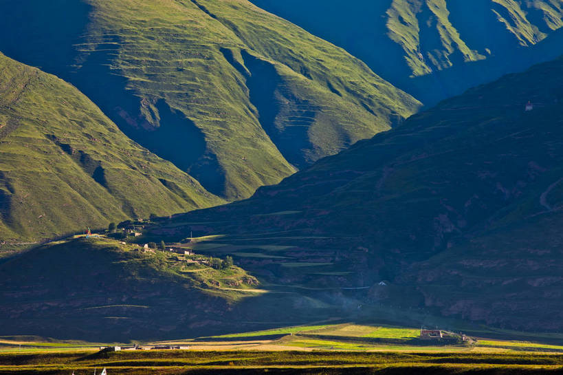 无人,横图,彩色,室外,白天,旅游,度假,美景,名胜古迹,山,山脉,雪山,标志建筑,地标,建筑,中国,亚洲,节日,遗迹,图片,古迹,文化,文物,娱乐,建设,古建筑,白云,风景,蓝天,天空,自然,祈祷,享受,休闲,健康,远景,旅游胜地,放松,许愿,摄影,宗教,地理,佛教,信仰,四川省,纪念,风光,宁静,祈求,空旷,自然风光,古文明,东亚,四川,喇嘛教,藏传佛教,甘孜藏族自治州,玛尼石,中华人民共和国,西南地区,川,甘孜,甘孜州,释教,平安,藏语系佛教,西藏佛教,嘛呢石,玛尼堆,bj174