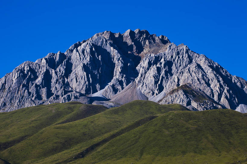 无人,横图,彩色,室外,白天,旅游,度假,美景,名胜古迹,山,山脉,雪山,标志建筑,地标,建筑,中国,亚洲,节日,遗迹,图片,古迹,文化,文物,娱乐,建设,古建筑,白云,风景,蓝天,天空,自然,祈祷,享受,休闲,健康,远景,旅游胜地,放松,许愿,摄影,宗教,地理,佛教,信仰,四川省,纪念,风光,宁静,祈求,空旷,自然风光,古文明,东亚,四川,喇嘛教,藏传佛教,甘孜藏族自治州,玛尼石,中华人民共和国,西南地区,川,甘孜,甘孜州,释教,平安,藏语系佛教,西藏佛教,嘛呢石,玛尼堆,bj174